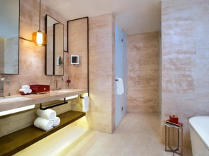 HUALUXE Shanghai Twelve at Hengshan by IHG