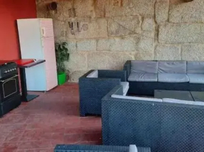 Alojamiento Entero Con Piscina Y Jardin.