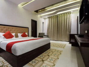OYO 24923 Rani Palace
