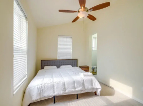 5 Mi to US Capitol: Washington DC Townhome