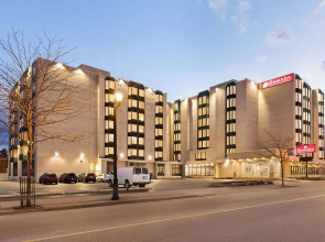 Ramada by Wyndham Niagara Falls Near the Falls