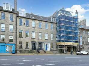 Contemporary Apt in the New Town