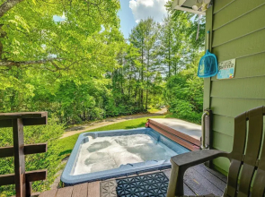 Whittier Vacation Rental Cabin w/ Private Hot Tub