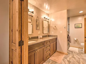 'blue Spruce Cabin' w/ Hot Tub & Resort Amenities
