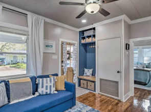 Central Cottage w/ Grill, 1 Mi to Cajun Field
