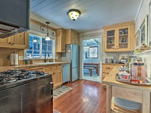 Redwoods Cabin w/ Hot Tub: Walk to Russian River!