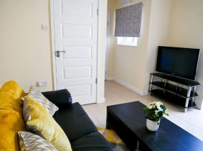 Newly Refurbished Modern Apt 10