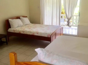 Dennis Hideaway Guesthouse Restaurant