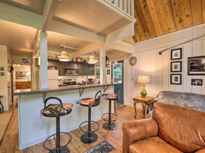 Spacious Cabin - 4 Mi to Blue Ridge Parkway!