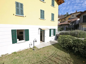 BELLAGIO DREAMS APT, pool, with private garden, near lake