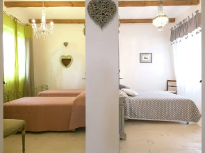 4 Person Villa with Private Swimming Pool & Garden in Lovely Surroundings near Cortona