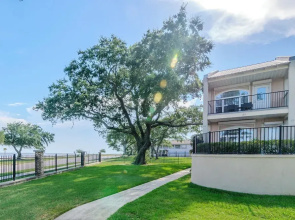 120 Beau Clair - Beachview Townhome With Balcony and Deck in Long Beach