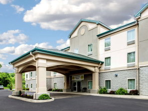 Quality Inn & Suites Fishkill South near I-84