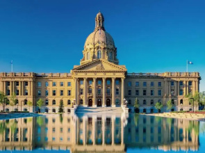 EXECUTIVE YEG Home I Walk to World of Science I w free parking & WiFi!