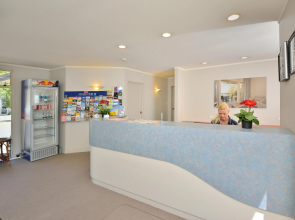 Shoreline Motel