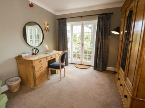 The Farmhouse at Redcoats Restaurant & Hotel