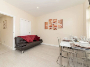 Homely Spaces Large 2-bed Apartment in Bedford