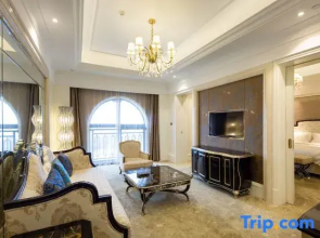 Xianhua Sandalwood Lakeside Hotel