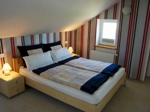 Urlaubsbahnhof-Wartehalle