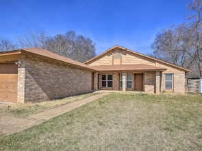 San Antonio Abode w/ Yard: 17 Mi to Downtown!