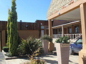 J and E Cyaara Guest House