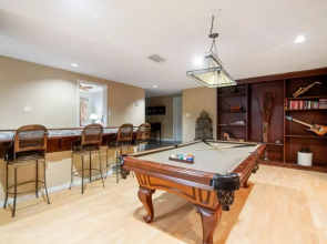 Luxury Waterfront Pool House 7 mins to TIAA Bank Field