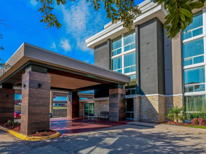 La Quinta Inn & Suites by Wyndham Dallas I-35 Walnut Hill Ln