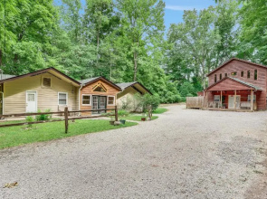 The Cave at Shady Woods - 1 Bedroom Studio - Walk to Downtown!