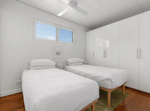 Relaxing 2-bed Home Close to Beaches and Parks