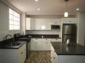 Modern 2-bedroom, 2 bath unit close to Embassies