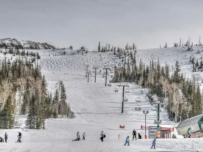 Ski-in/ski-out Brian Head Condo w/ Hot Tub Access!