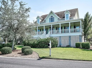 Inviting Beach Retreat With Wonderful Lake Views To Relax And Enjoy 5 Bedroom Home by Peace Vacations