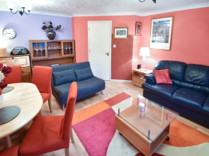 Large 3 Bed Sleep 6 Central MK