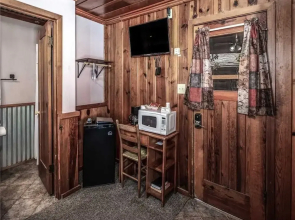 Apache Village Cabinette 13, Queen Bed, Midtown, Sleeps 2