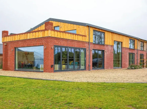 Orchard Barn-Luxury 4 BD Barn Conversion