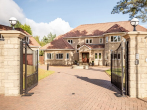 Luxury 6 Bed House With Pool