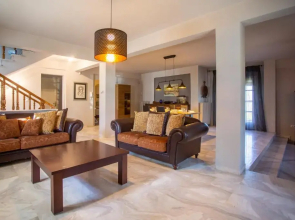 Τraditional Fully Detached Villa on a luxurious Hillock of Thessaloniki PANORAMA with its own Garden also for Family & Wedding gatherings and Kid's parties - under 13