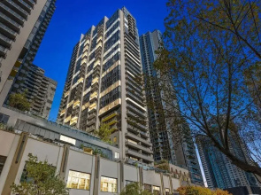 Large 3BR Apt Near Crown, Sleeps 10, Free Parking