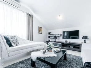 Nika & Michelle apartment