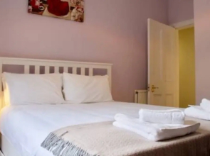 1 Bedroom Flat With Front Garden Sleeps 3