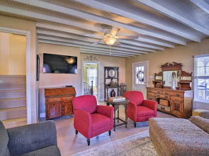 Grand Fredericksburg Retreat - Walk to Main St!