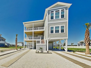 New Oceanside W/ Private Pool & Elevator 7 Bedroom Home