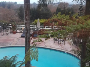 Malibu Country Inn