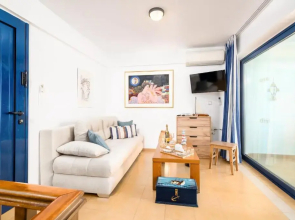 Blue & White Velvet 20m from the beach