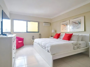 Penthouse in Evaristo Morales Sleeps 14