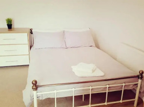 Beautiful cosy home on quiet street close to city centre