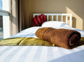 Modern Townhome at the Saturday Market and Old City