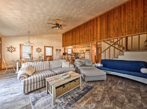 Boat Dock & Kayak: OBX Getaway on the Harbour