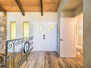 Pine Mountain Cabin w/ Hot Tub, 2 Mins to Marina!