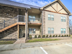 Chic Townsend Condo w/ Saltwater Pool!